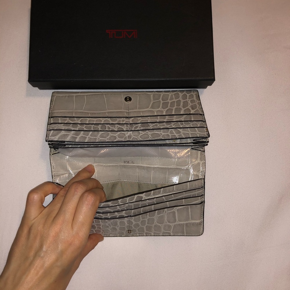 Tumi Wallet Light Grey 🤩 - Picture 4 of 8